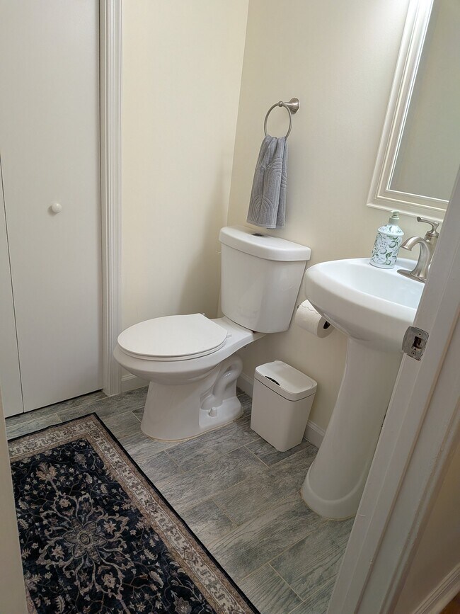 Building Photo - 2494 Glengyle Dr