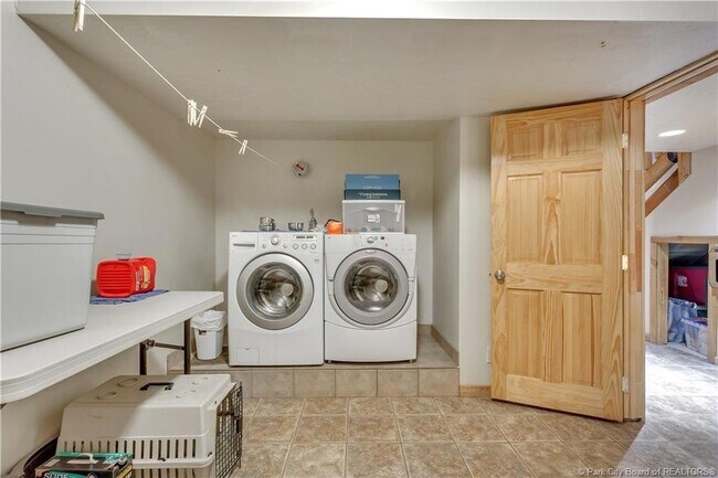 Building Photo - 430 Parkview Dr