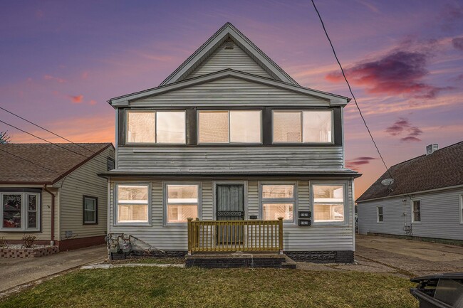 Building Photo - Updated 3BR Upper Unit with Garage Parking and Porch