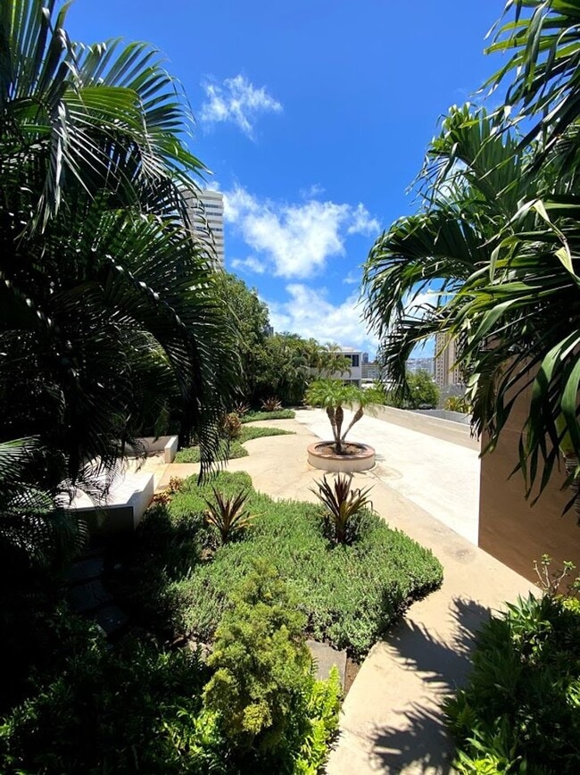 Building Photo - Emerson Court, Punchbowl Makiki 2 bedroom 1 ba 1 parking pet negotiable 20 lbs less