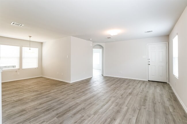 Building Photo - 520 Meadow Park Ln