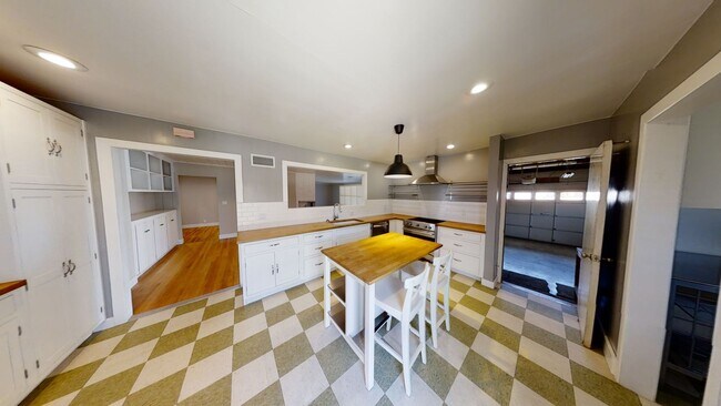 Building Photo - Newly Remodeled with Amazing Views!
