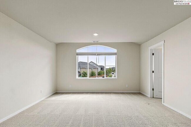 Building Photo - Puyallup Gem: Comfort and Style Combined!