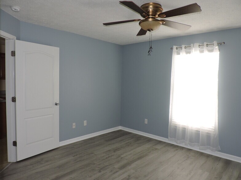 Building Photo - 121 Half Acre Ln