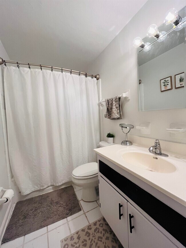 Building Photo - 581 Holyoke Ct