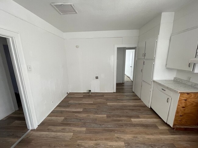 Building Photo - 3 bedroom, 1 bath