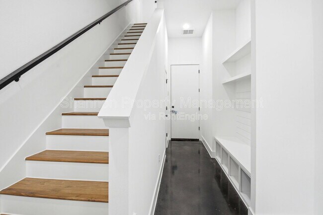 Building Photo - 1307 Bayou St