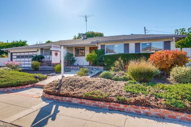 Building Photo - Hardwood Floors- Top Moreland SCH- SM Dogs Welcome- Close to Apple