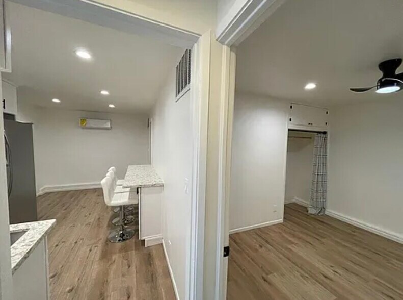 Building Photo - 22331 Vanowen St