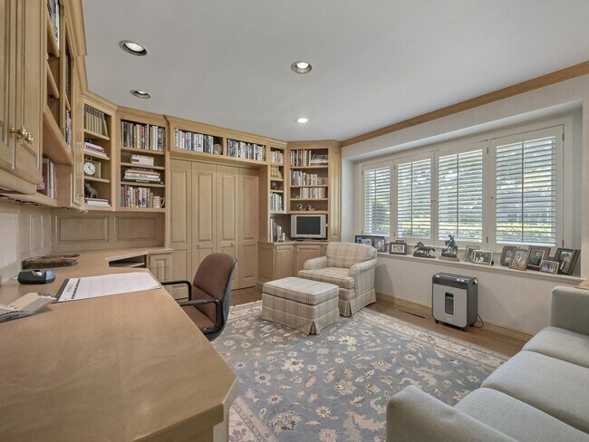 Building Photo - Pet Friendly Home Located in Highly desirable area of Menlo Park