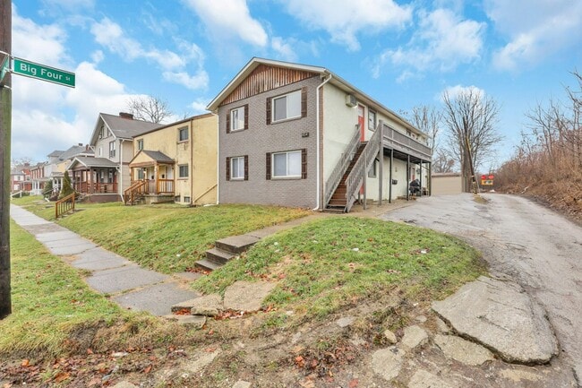 Building Photo - 454 E 16th Ave