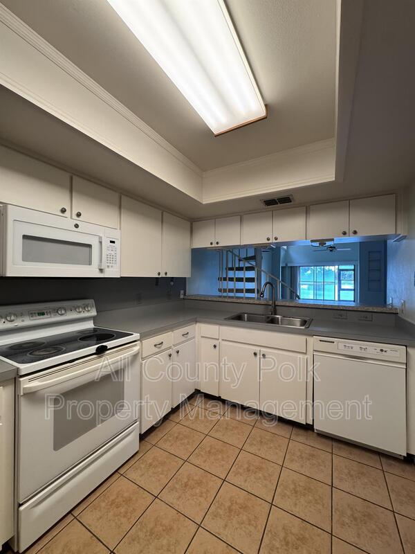 Building Photo - 542 Lake Carolyn Cir