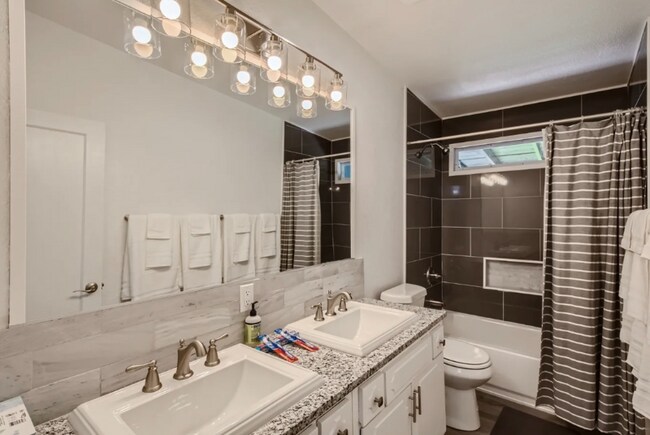 Building Photo - 1296 Vaughn St