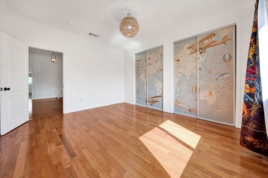 Building Photo - 552 N Madison Ave