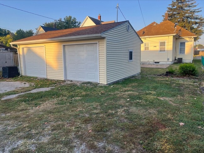 Building Photo - Adorable updated home in Moline!