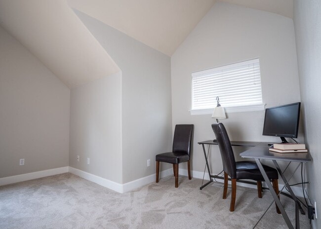 Building Photo - Amazing Updated Braeburn Townhome close to all Bend has to offer!