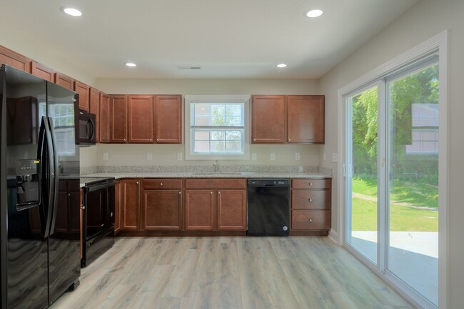 Building Photo - Oak Tree Townhome|End Unit| 3 Bed, 2 Bath|...