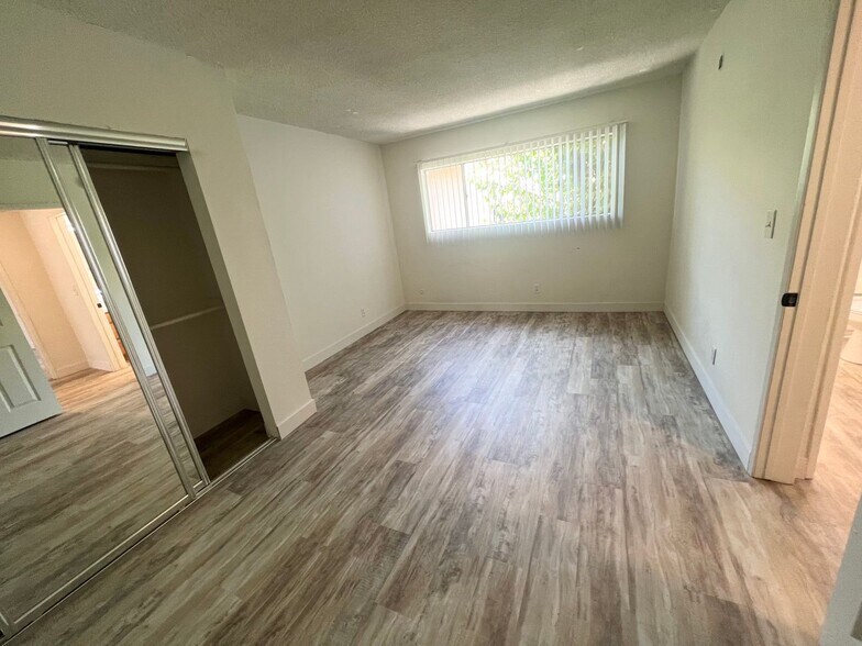 Building Photo - 3359 Mentone Ave