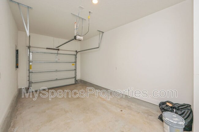 Building Photo - 5 Renea Cv