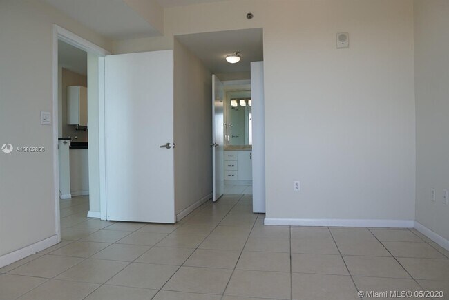 Building Photo - 1401 SW 22nd St