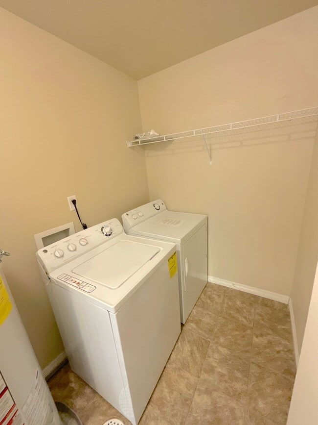 Building Photo - 3 Bedroom Home Available Near S Marksheffel Rd & Fontaine Blvd!