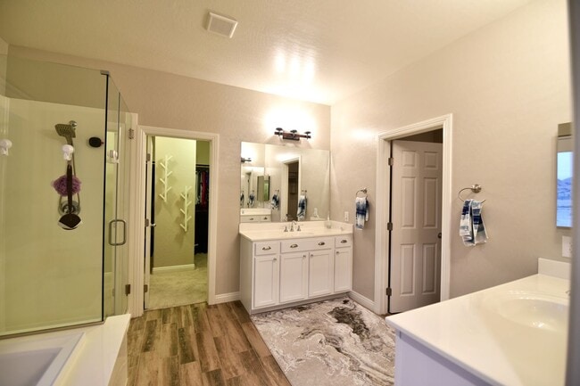 Building Photo - Gorgeous 3bed / 2.5bath home located in Tuscany!