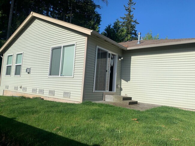 Building Photo - 3 Bedroom Poulsbo Home!