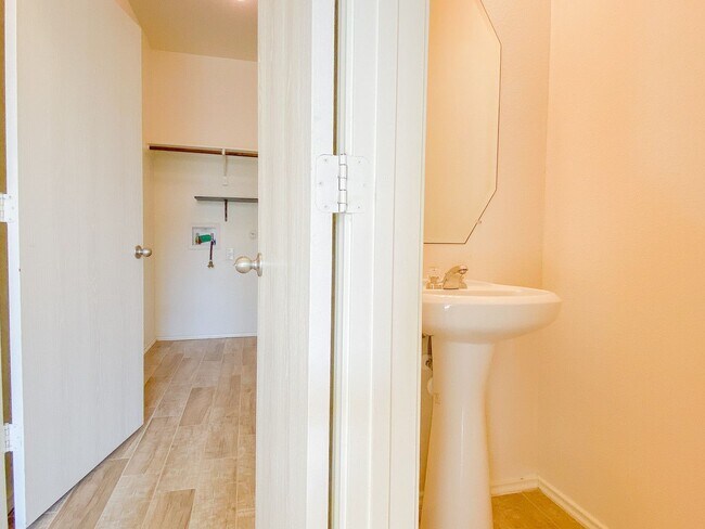 Building Photo - 12021 Pecangate Way