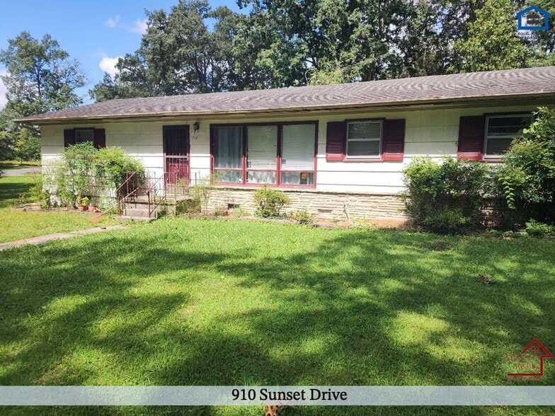 Building Photo - 910 Sunset Dr