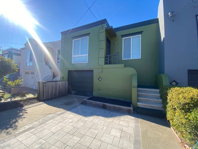 Building Photo - Stunning Redesigned Coastal San Francisco Residence with Modern Finishes/ 3 Bedroom & 1 Bathroom/...