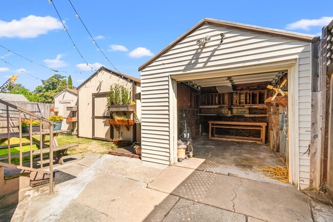 Building Photo - Charming Oakland Oasis with Detached Works...