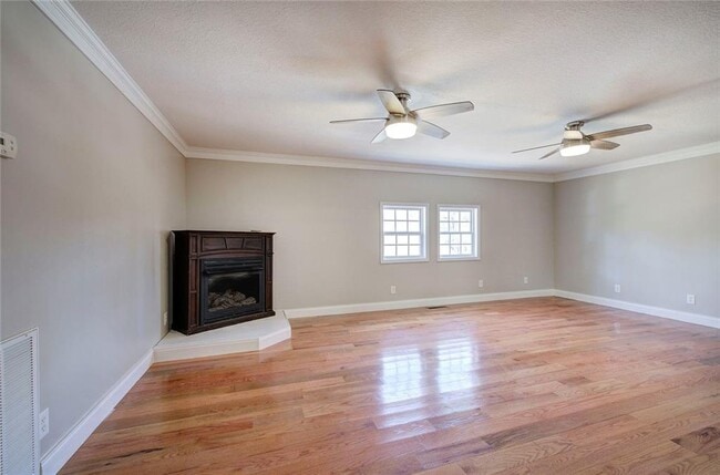 Building Photo - 838 Spring Place Rd NE