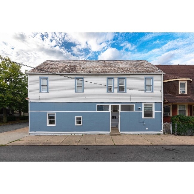 Building Photo - 2050 Robin St