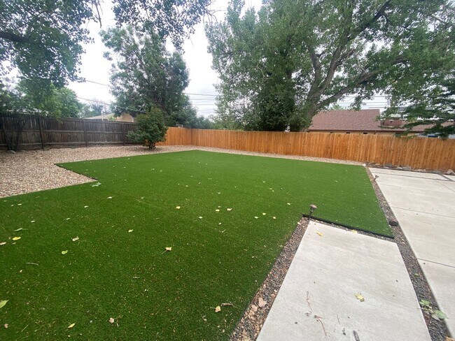 Building Photo - Charming 3-Bedroom Oasis with Expansive Yard and Driveway!