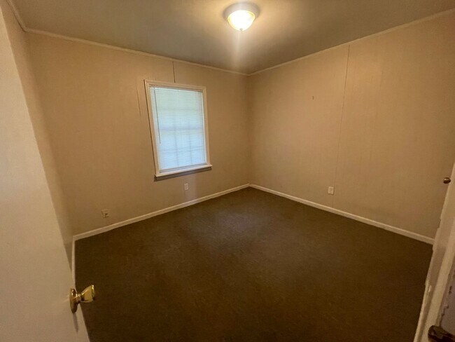 Building Photo - 1705 Snowden Dr SE