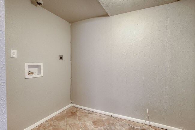 Building Photo - Centrally located 4 bedroom home!