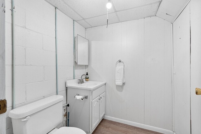 Building Photo - 3 BR 1.5 BA ranch house w/ large garage