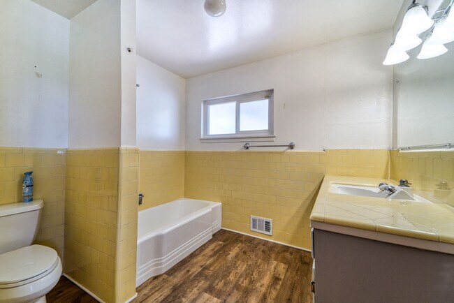 Building Photo - Beautiful 3 Bed / 2 Bath  on 1.8 Acres Ple...