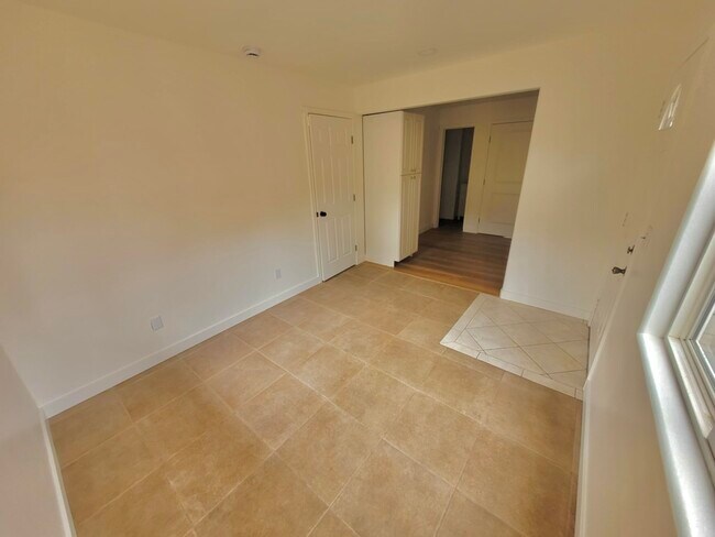 Building Photo - 1550 Encino Dr