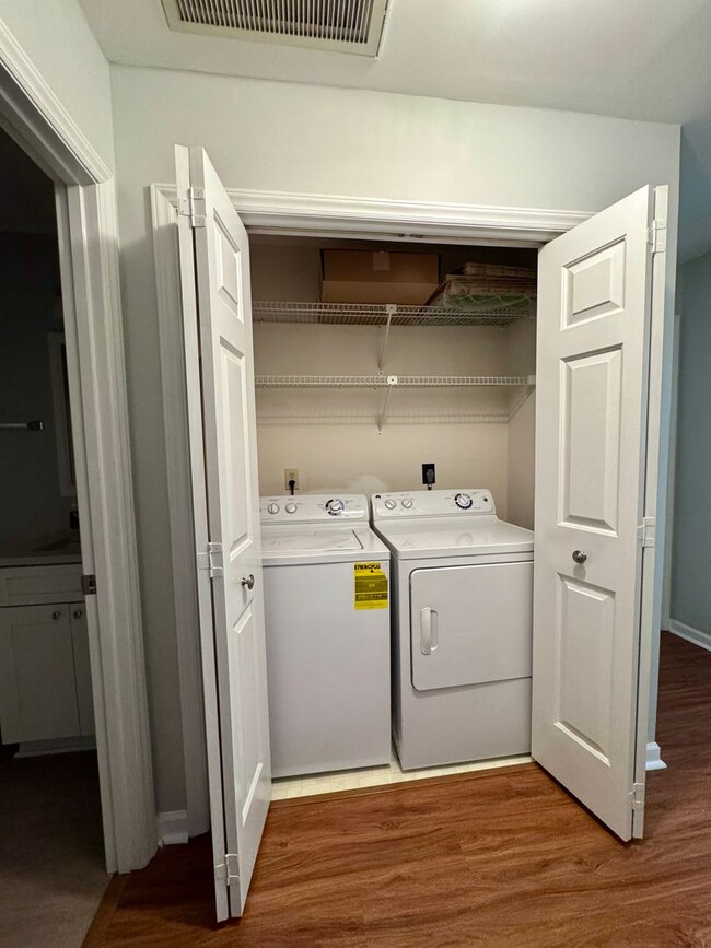 Building Photo - Desirable End Unit Townhome in Five Oaks!
