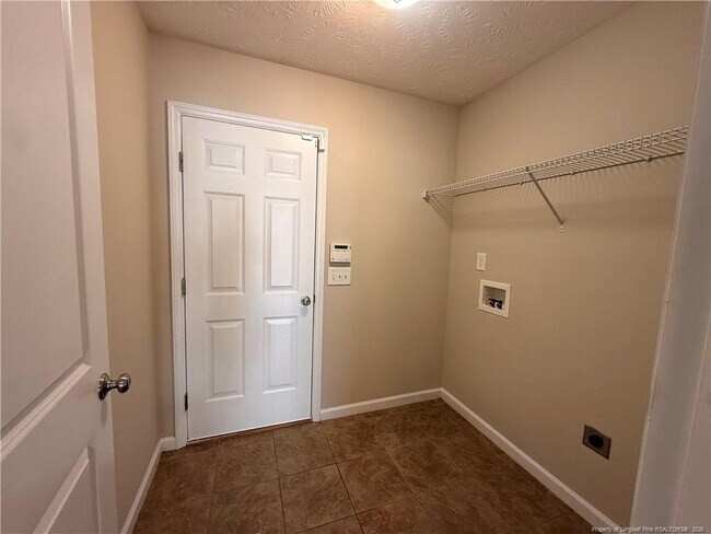 Building Photo - 402 Colonist Pl