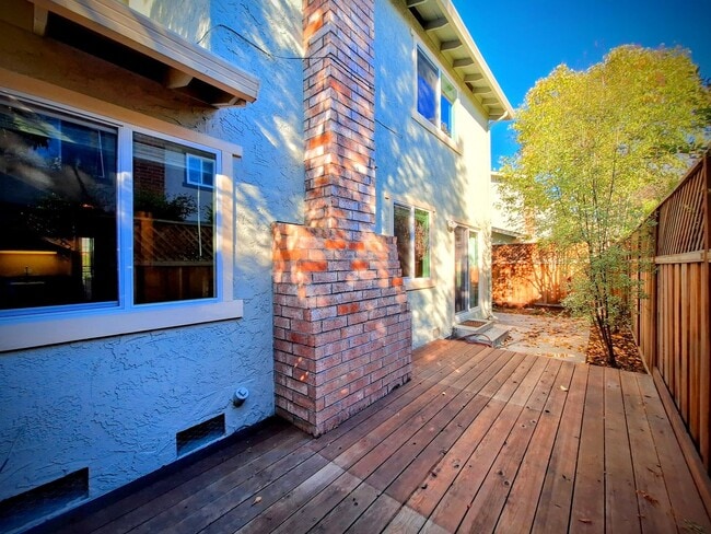 Building Photo - Beautiful Townhouse w/Laundry, Yard, Accepting Cats!