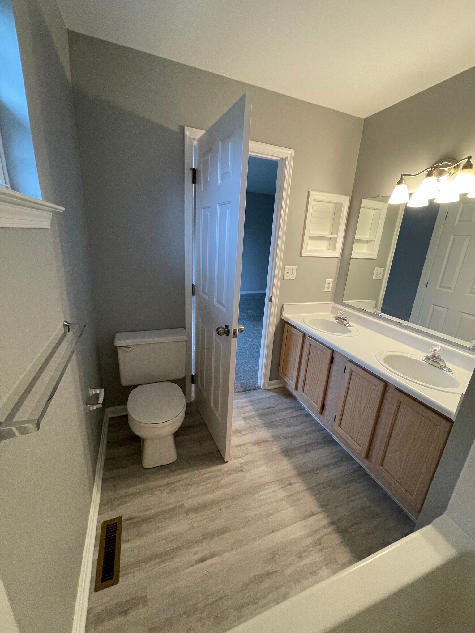 Master Bathroom - 106 Fawn Rdg N