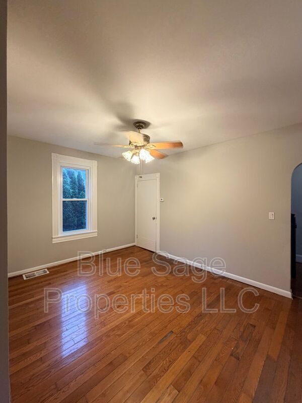 Building Photo - 913 8th Ave