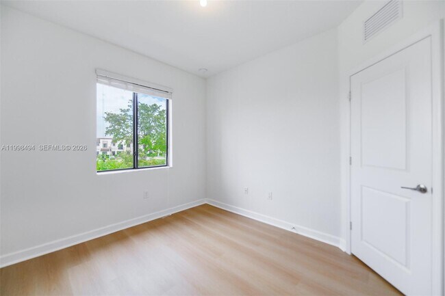 Building Photo - 640 NE 207th St