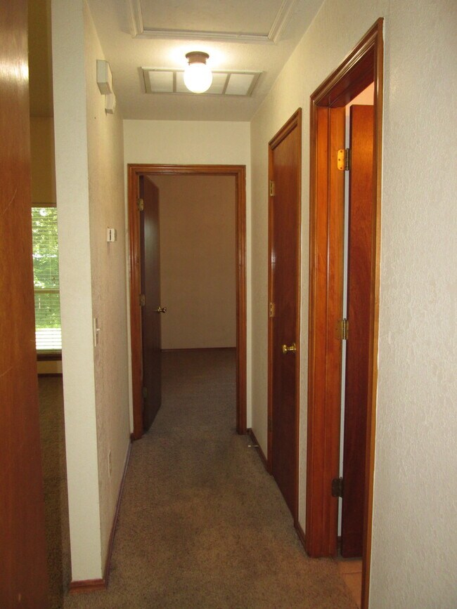 Building Photo - PRELEASING - July 2026 - (3) Bed/(2) Bath ...