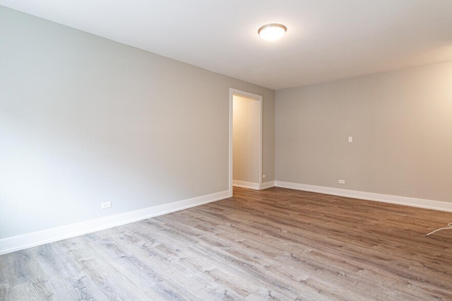 Building Photo - 546 W Surf St