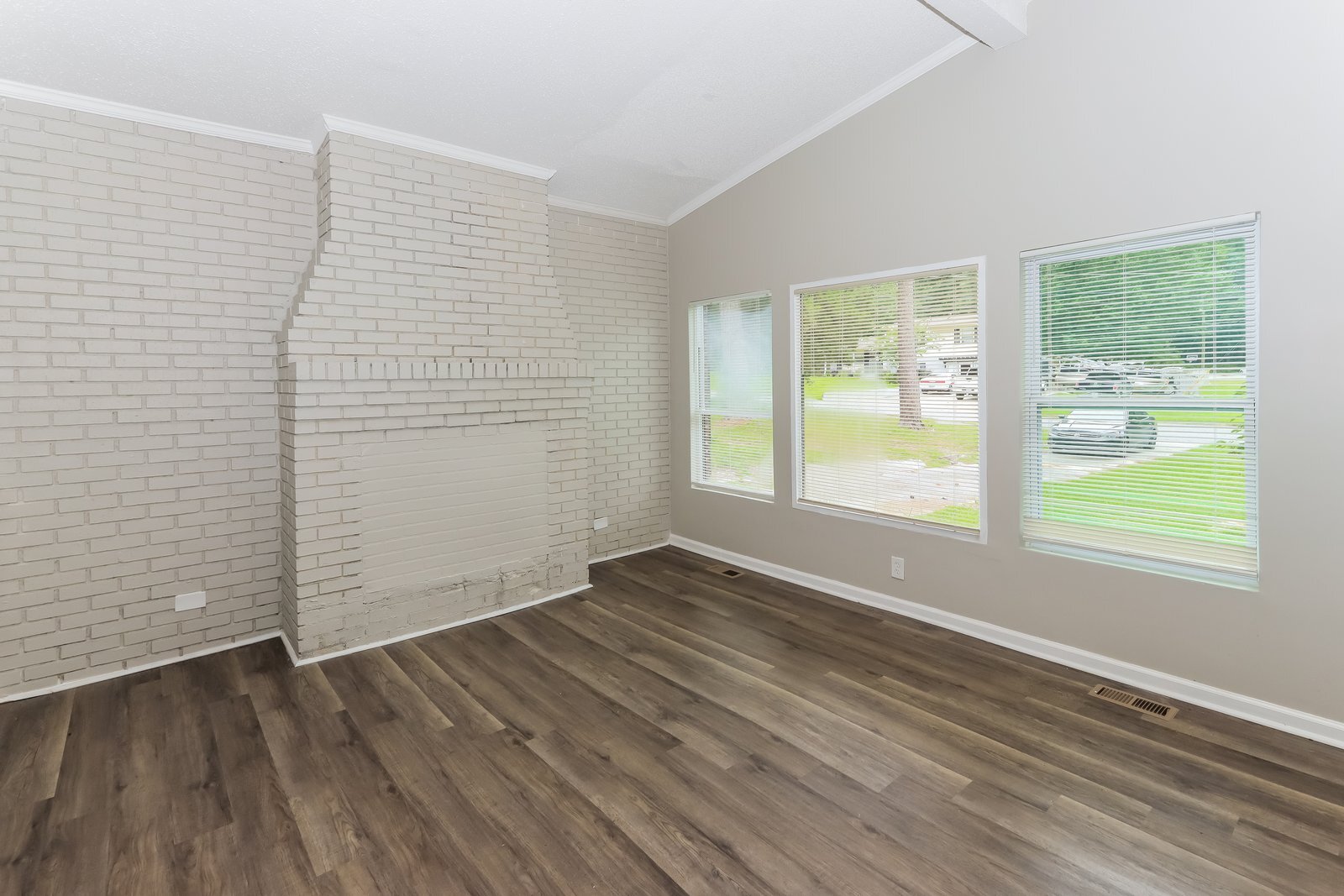 Building Photo - 300 Clairmont Dr