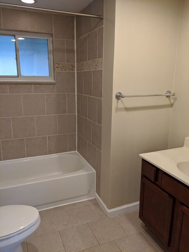 Building Photo - Great school district, three bedroom two b...