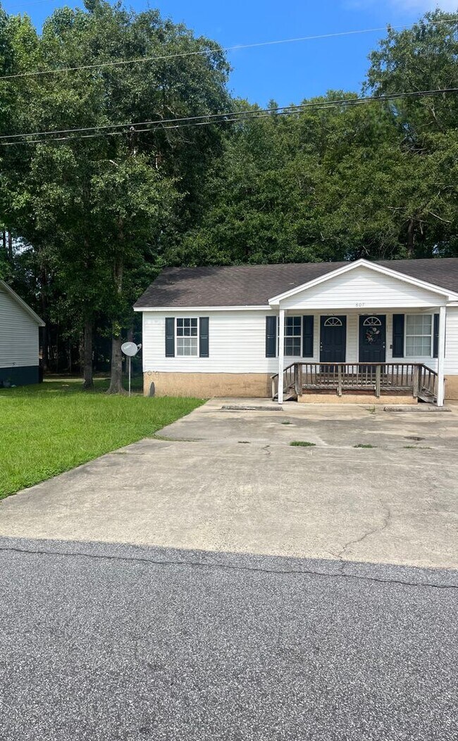 Building Photo - 807 Ash St Ext